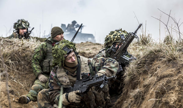 Латвийские военные во время учений НАТО Латвийские военные во время учений НАТО