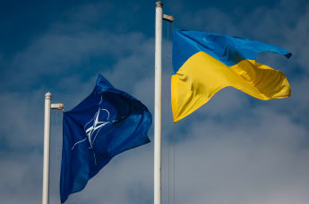 Национальный флаг Украины и флаг Организации Североатлантического договора (НАТО)