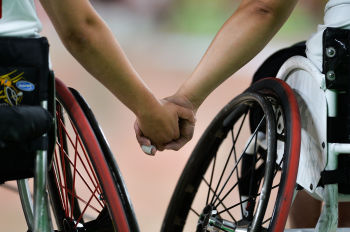 Игроки сборных Канады и КНР перед началом матча баскетбола на колясках