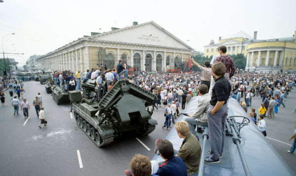 Манифестанты на Манежной площади, Москва, 19 августа 1991 года