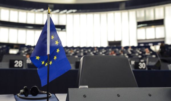 Флаг ЕС в зале заседаний Европейского парламента в Страсбурге Флаг ЕС в зале заседаний Европейского парламента в Страсбурге