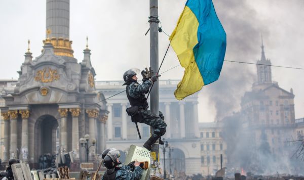 Сотрудники правоохранительных органов на площади Независимости в Киеве, 19 февраля 2014 Сотрудники правоохранительных органов на площади Независимости в Киеве, 19 февраля 2014