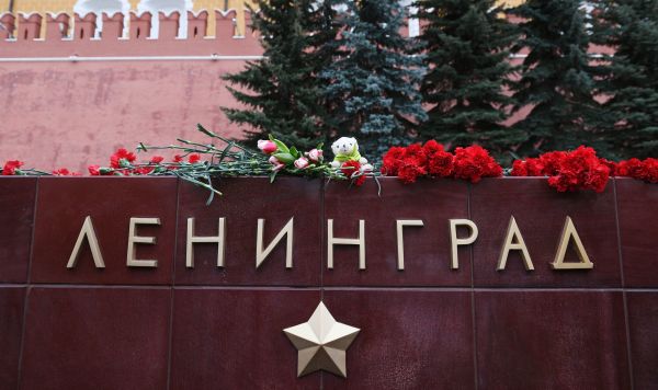 Памятный знак "Город-герой Ленинград" в Александровском саду в Москве