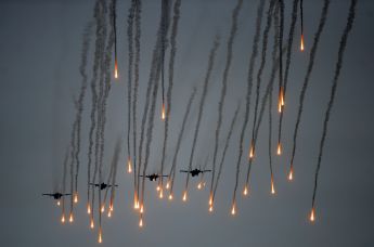 Самолеты в небе над полигоном в Минской области во время совместных стратегических учений Белоруссии и России "Запад-2017"