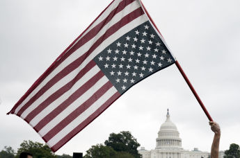 Флаг США на фоне Конгресса