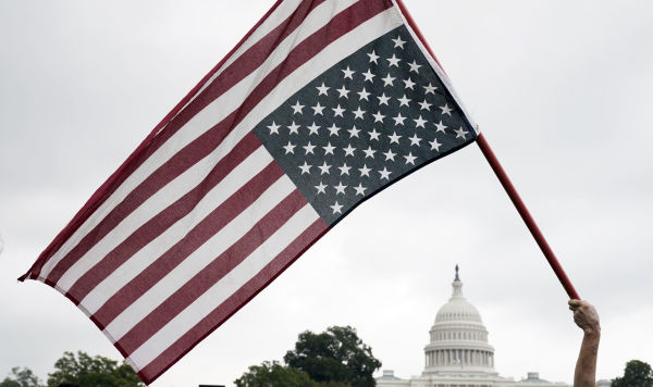 Флаг США на фоне Конгресса Флаг США на фоне Конгресса