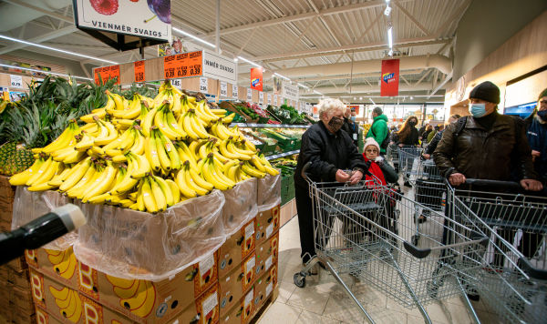 Покупатели в продовольственном магазине