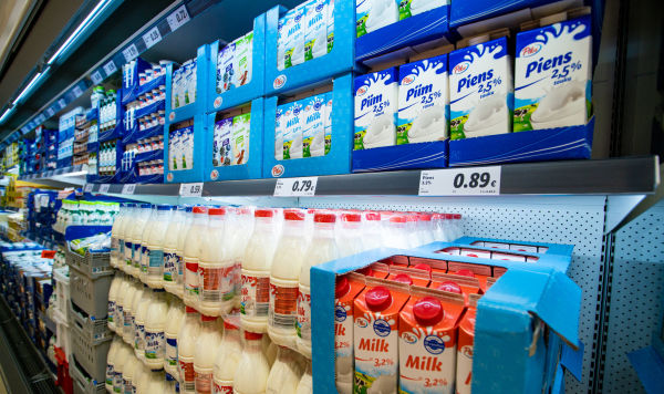 Продуктовый прилавок с упаковками молока Продуктовый прилавок с упаковками молока