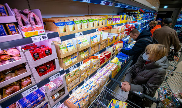 Покупатели в продовольственном магазине