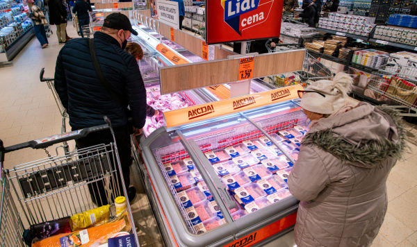 Покупатели в продовольственном магазине