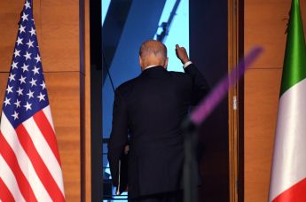 Президент США Джо Байден после итоговой пресс-конференции по итогам работы саммита "Группы двадцати" в Риме