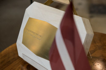 Портфель с проектом бюджета Латвии