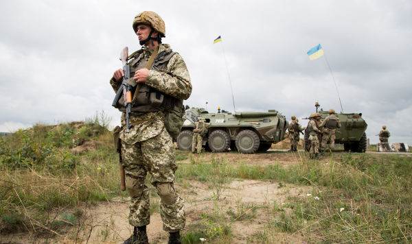 Солдат армии Украины во время учений НАТО Солдат армии Украины во время учений НАТО