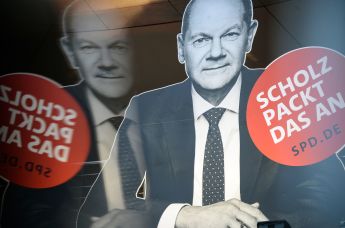 Агитационный плакат вице-канцлера Германии и министр финансов Германии, кандидата на пост канцлера от Социал-демократической партия Германии Олафа Шольца