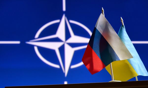 Государственные флаги России и Украины на фоне логотипа НАТО Государственные флаги России и Украины на фоне логотипа НАТО
