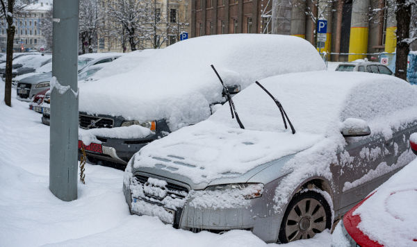 Машины на парковке после снегопада