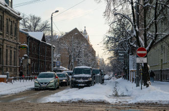 Машины на улице Бруниниеку в Риге