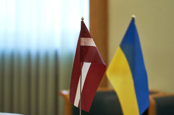 Флажки Латвии и Украины