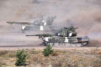 Танки в маскировке на совместных стратегических учениях "Запад-2021" вооруженных сил России и Белоруссии.