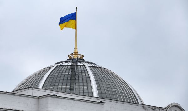 Ситуация в Киеве на фоне ежегодного послания президента Украины В. Зеленского Государственный флаг Украины на здании Верховной рады в Киеве