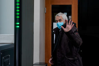 Латвийский правозащитник Александр Гапоненко у здания Видземского суда в Риге, 3 февраля 2022