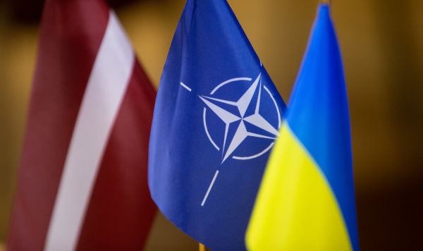 Флаги Латвии, НАТО и Украины
