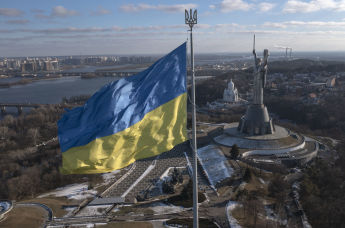 Флаг Украины на фоне панорамы Киева