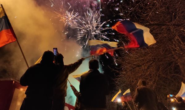 Жители Донецка и Луганска празднуют признание Россией ДНР и ЛНР