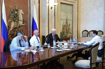 Делегация РФ, прибывшая на переговоры с представителями Украины: глава делегации переговорщиков от РФ Владимир Мединский (справа), заместитель министра иностранных дел РФ Андрей Руденко, заместитель министра обороны РФ Александр Фомин и полпред РФ в контактной группе по урегулированию ситуации в Донбассе, посол России в Белоруссии Борис Грызлов (слева направо) в посольстве России в Белоруссии в Минске, 27 февраля 2022