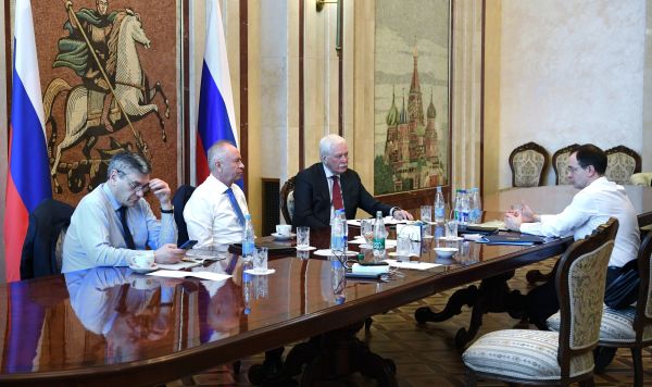 Делегация РФ, прибывшая на переговоры с представителями Украины: глава делегации переговорщиков от РФ Владимир Мединский (справа), заместитель министра иностранных дел РФ Андрей Руденко, заместитель министра обороны РФ Александр Фомин и полпред РФ в контактной группе по урегулированию ситуации в Донбассе, посол России в Белоруссии Борис Грызлов (слева направо) в посольстве России в Белоруссии в Минске, 27 февраля 2022