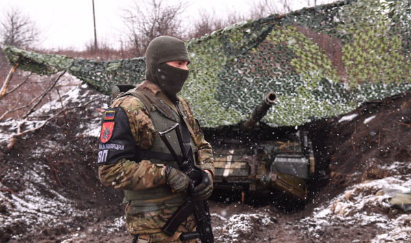 Военнослужащий военной полиции оставленного танка ВСУ в Андреевке в Донецкой народной республике