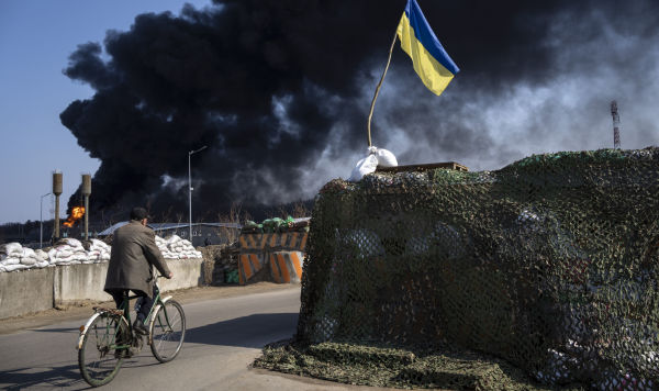 Мужчина едет на велосипеде на окраине Киева Мужчина едет на велосипеде на окраине Киева