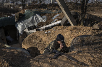 Украинский солдат в окопе