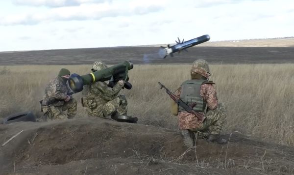 Украинские военные используют пусковую установку с американскими ракетами Javelin Украинские военные используют пусковую установку с американскими ракетами Javelin