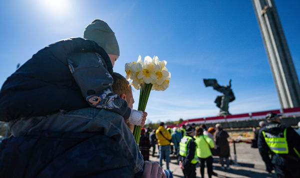 Празднование 77-й годовщины Победы в Великой Отечественной войне на территории мемориального комплекса "Памятник воинам Советской Армии - освободителям Советской Латвии и Риги от немецко-фашистских захватчиков" в Риге, 9 мая 2022