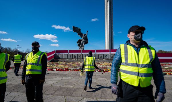 Празднование 77-й годовщины Победы в Великой Отечественной войне на территории мемориального комплекса "Памятник воинам Советской Армии - освободителям Советской Латвии и Риги от немецко-фашистских захватчиков" в Риге, 9 мая 2022 Празднование 77-й годовщины Победы в Великой Отечественной войне на территории мемориального комплекса "Памятник воинам Советской Армии - освободителям Советской Латвии и Риги от немецко-фашистских захватчиков" в Риге, 9 мая 2022