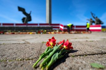 Празднование 77-й годовщины Победы в Великой Отечественной войне на территории мемориального комплекса "Памятник воинам Советской Армии - освободителям Советской Латвии и Риги от немецко-фашистских захватчиков" в Риге, 9 мая 2022 