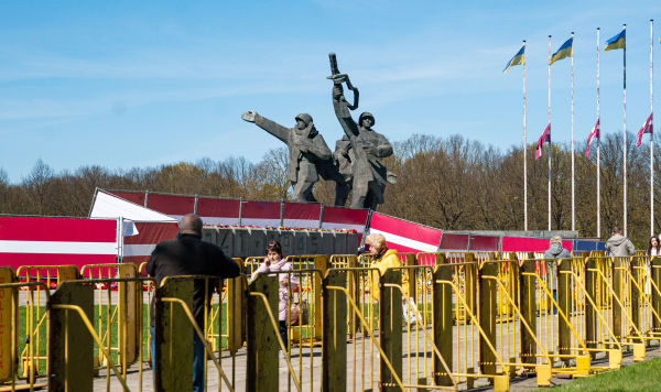 Празднование 77-й годовщины Победы в Великой Отечественной войне на территории мемориального комплекса "Памятник воинам Советской Армии - освободителям Советской Латвии и Риги от немецко-фашистских захватчиков" в Риге, 9 мая 2022 Празднование 77-й годовщины Победы в Великой Отечественной войне на территории мемориального комплекса "Памятник воинам Советской Армии - освободителям Советской Латвии и Риги от немецко-фашистских захватчиков" в Риге, 9 мая 2022