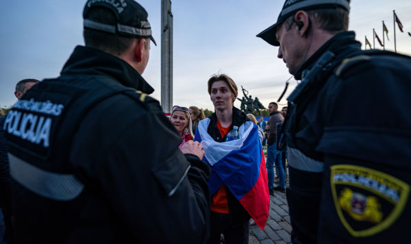 Сотрудники полиции общаются с участниками церемонии возложения цветов у мемориального комплекса "Памятник воинам Советской Армии - освободителям Советской Латвии и Риги от немецко-фашистских захватчиков" в Риге, 10 мая 2022 Сотрудники полиции общаются с участниками церемонии возложения цветов у мемориального комплекса "Памятник воинам Советской Армии - освободителям Советской Латвии и Риги от немецко-фашистских захватчиков" в Риге, 10 мая 2022