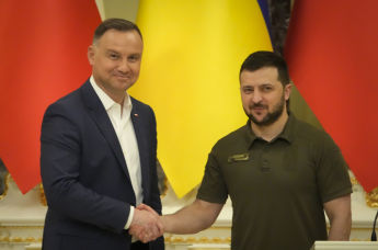 Президент Украины Владимир Зеленский (справа) и президент Польши Анджей Дуда во время пресс-конференции после встречи в Киеве, Украина, 22 мая 2022 года
