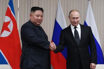 Президент РФ Владимир Путин и председатель Госсовета Корейской Народно-Демократической Республики Ким Чен Ын (слева) во время встречи в кампусе ДВФУ во Владивостоке, 25 апреля 2019