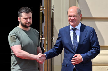 Президент Украины Владимир Зеленский и Канцлер Германии Олаф Шольц (справа) перед встречей с лидерами ЕС в Мариинском дворце в Киеве, 16 июня 2022 года
