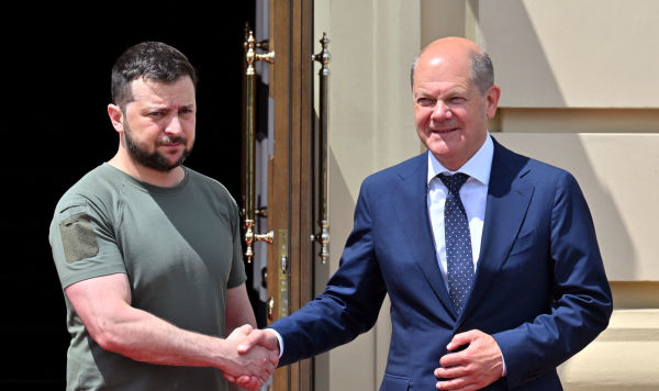Президент Украины Владимир Зеленский и Канцлер Германии Олаф Шольц (справа) перед встречей с лидерами ЕС в Мариинском дворце в Киеве, 16 июня 2022 года Президент Украины Владимир Зеленский и Канцлер Германии Олаф Шольц (справа) перед встречей с лидерами ЕС в Мариинском дворце в Киеве, 16 июня 2022 года