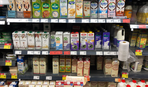 Прилавок с молочной продукцией