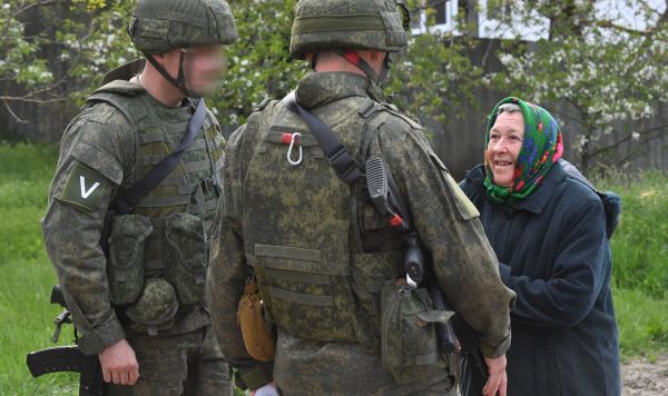 Военнослужащие ВС РФ общаются с пожилой жительницей одного из сел в Харьковской области Военнослужащие ВС РФ общаются с пожилой жительницей одного из сел в Харьковской области
