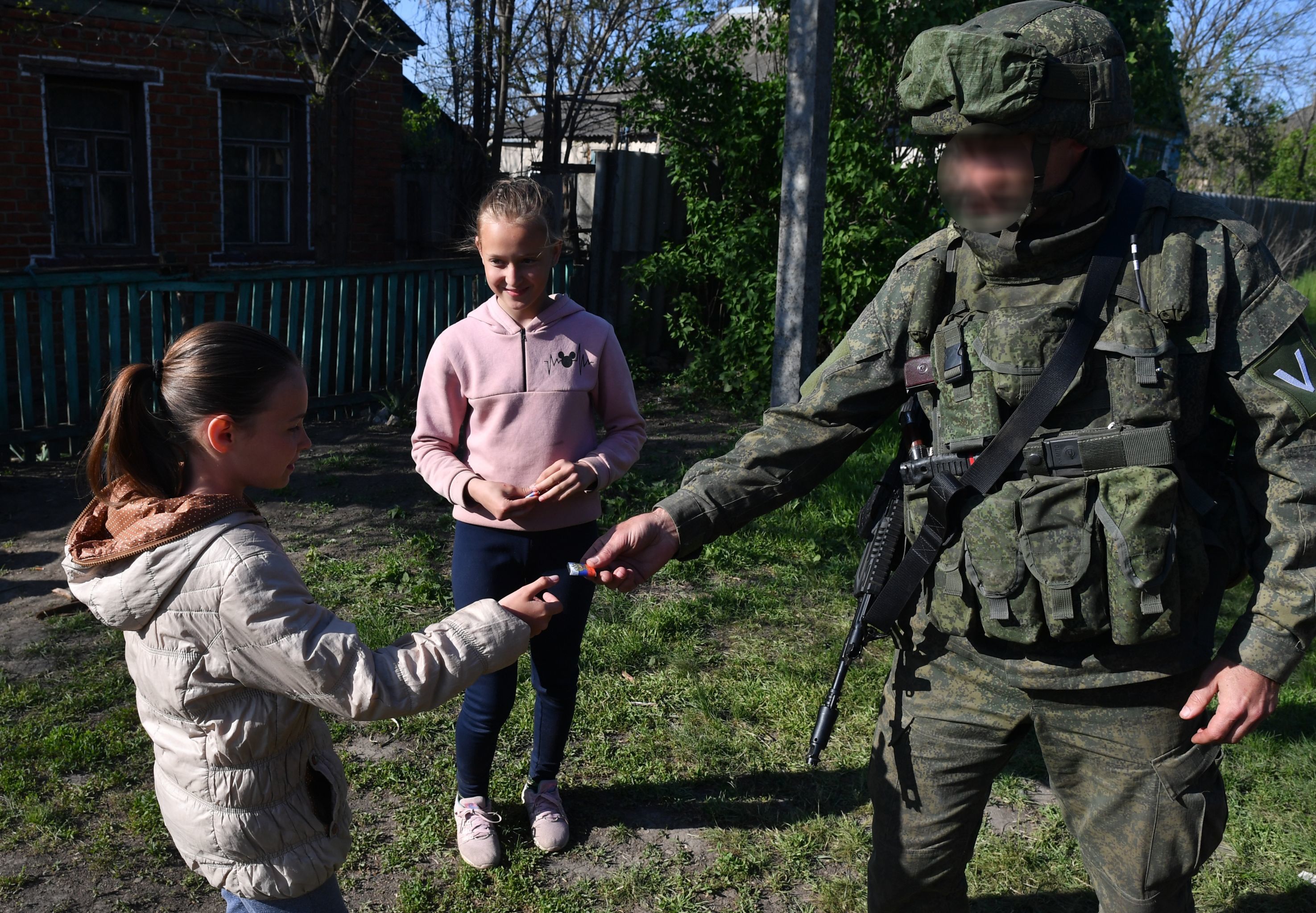 Военнослужащий ВС РФ раздает шоколадки детям одного из сел в Харьковской области Военнослужащий ВС РФ раздает шоколадки детям одного из сел в Харьковской области
