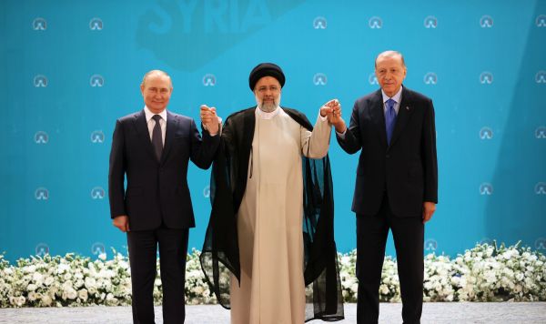 Президент РФ Владимир Путин, президент Ирана Эбрахим Раиси и президент Турции Реджеп Тайип Эрдоган (слева направо) во время встречи глав государств - гарантов Астанинского процесса содействия сирийскому урегулированию, 19 июля 2022 Президент РФ Владимир Путин, президент Ирана Эбрахим Раиси и президент Турции Реджеп Тайип Эрдоган (слева направо) во время встречи глав государств - гарантов Астанинского процесса содействия сирийскому урегулированию, 19 июля 2022