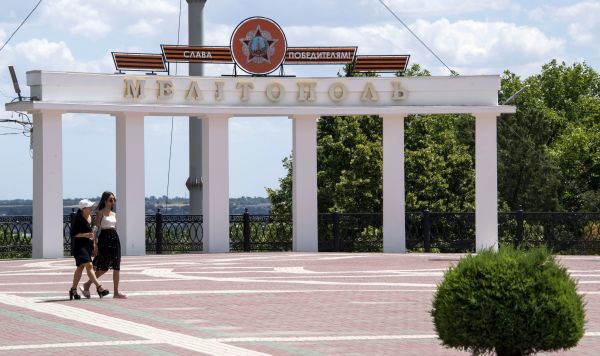 Прохожие на площади Победы в Мелитополе