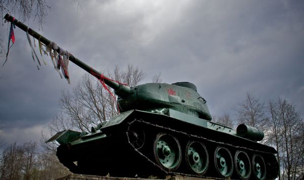 Памятник танк-Т34 в Нарве, Эстония Памятник танк-Т34 в Нарве, Эстония