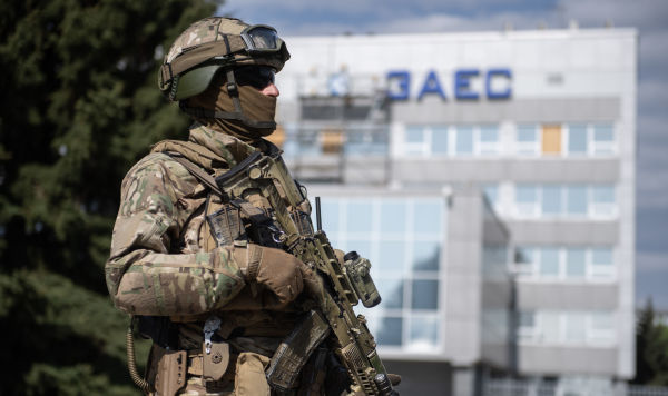 Военнослужащий ВС РФ на территории Запорожской АЭС в Энергодаре
